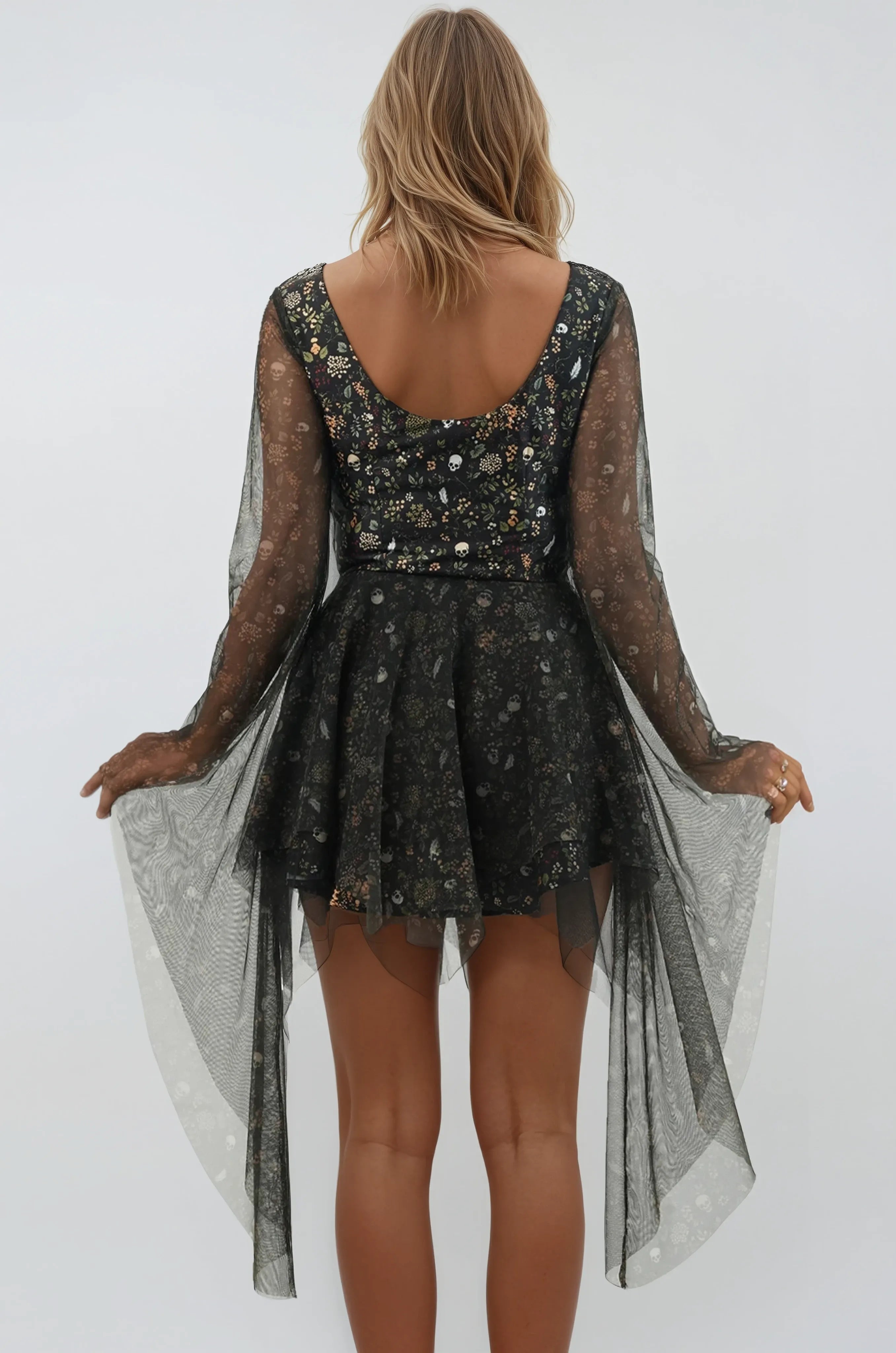 Robe Isel à tête de mort, plumes et fleurs